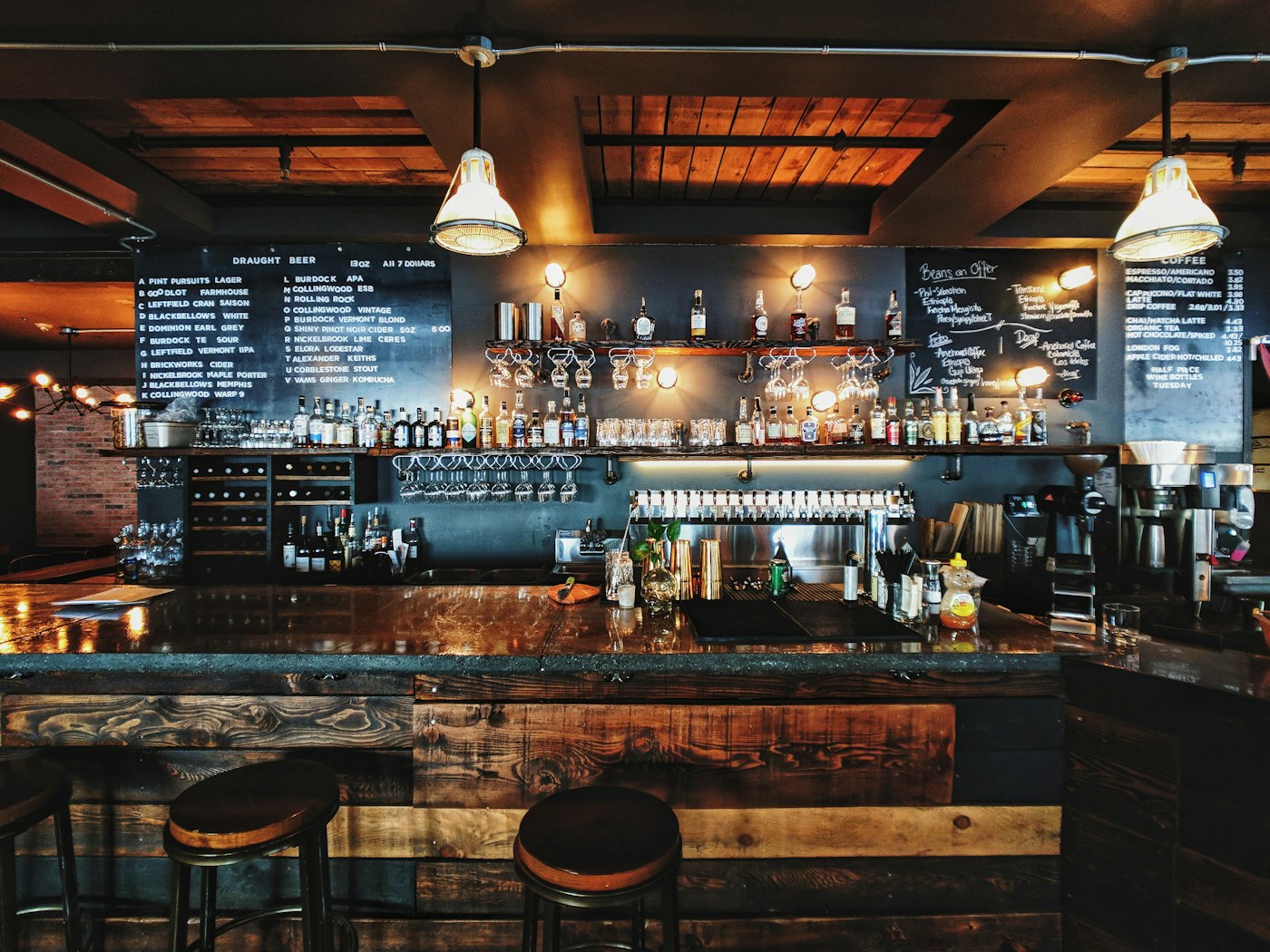Restaurant mit warmer Atmosphäre