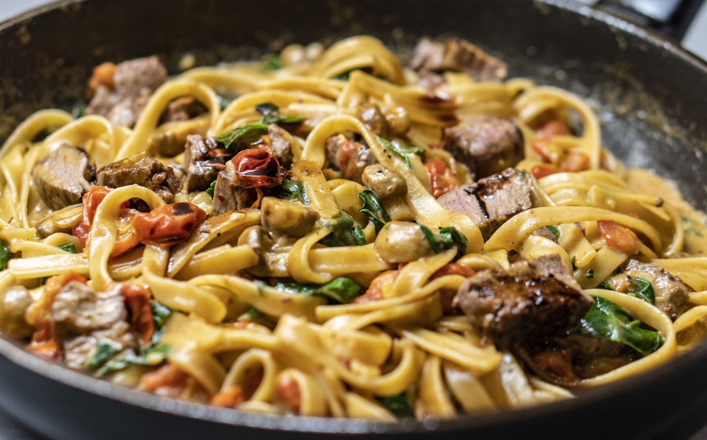 Pappardelle mit Ragù, Tomate und Pecorino
