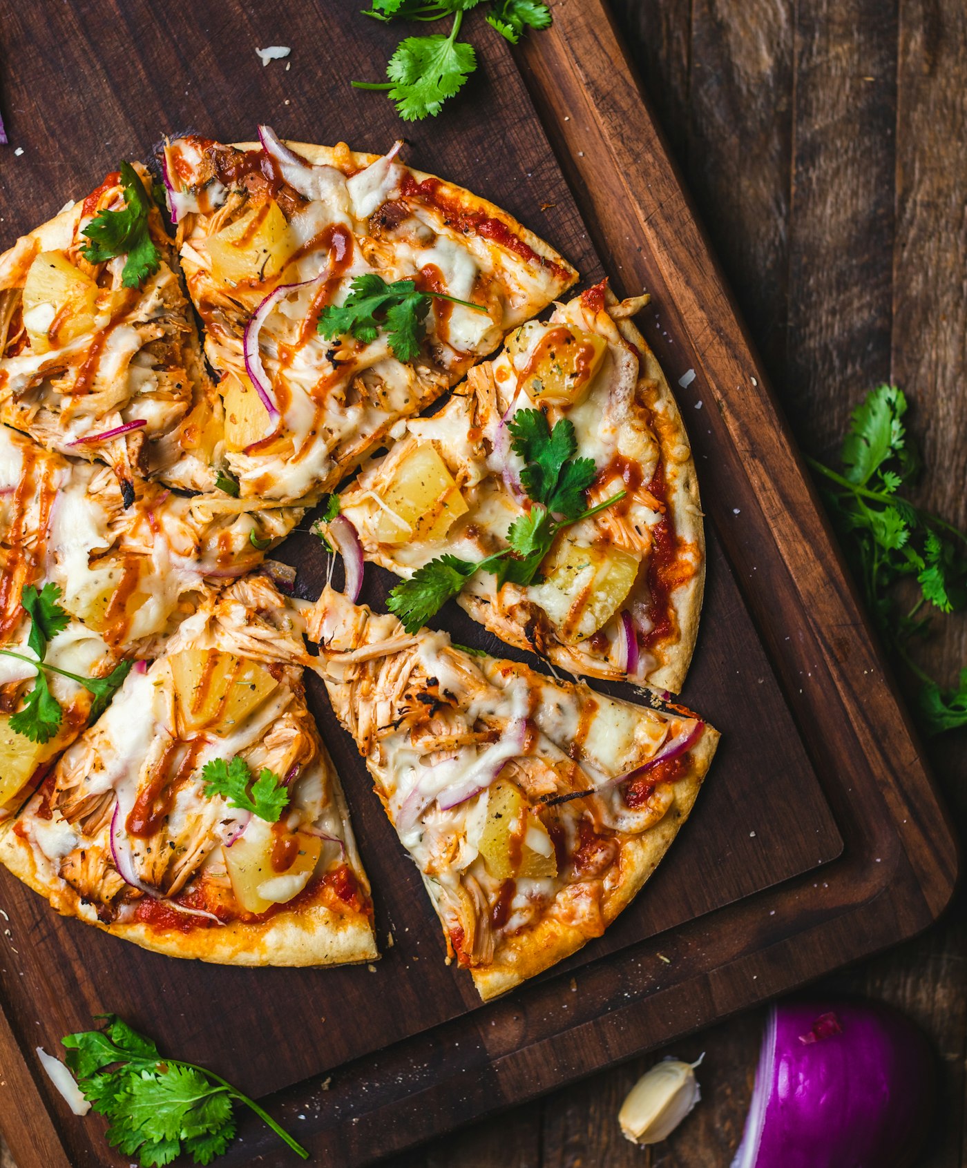Überbackenes vegetarisches Ofengericht mit Tomate und Käse