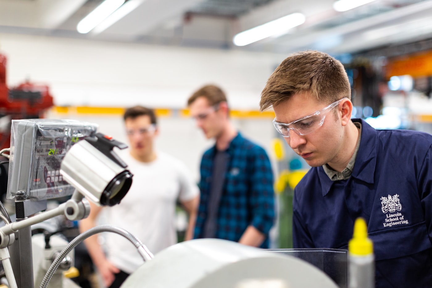 Gewartete Anlagentechnik mit sauber verlegten Leitungen im Gewerbeobjekt