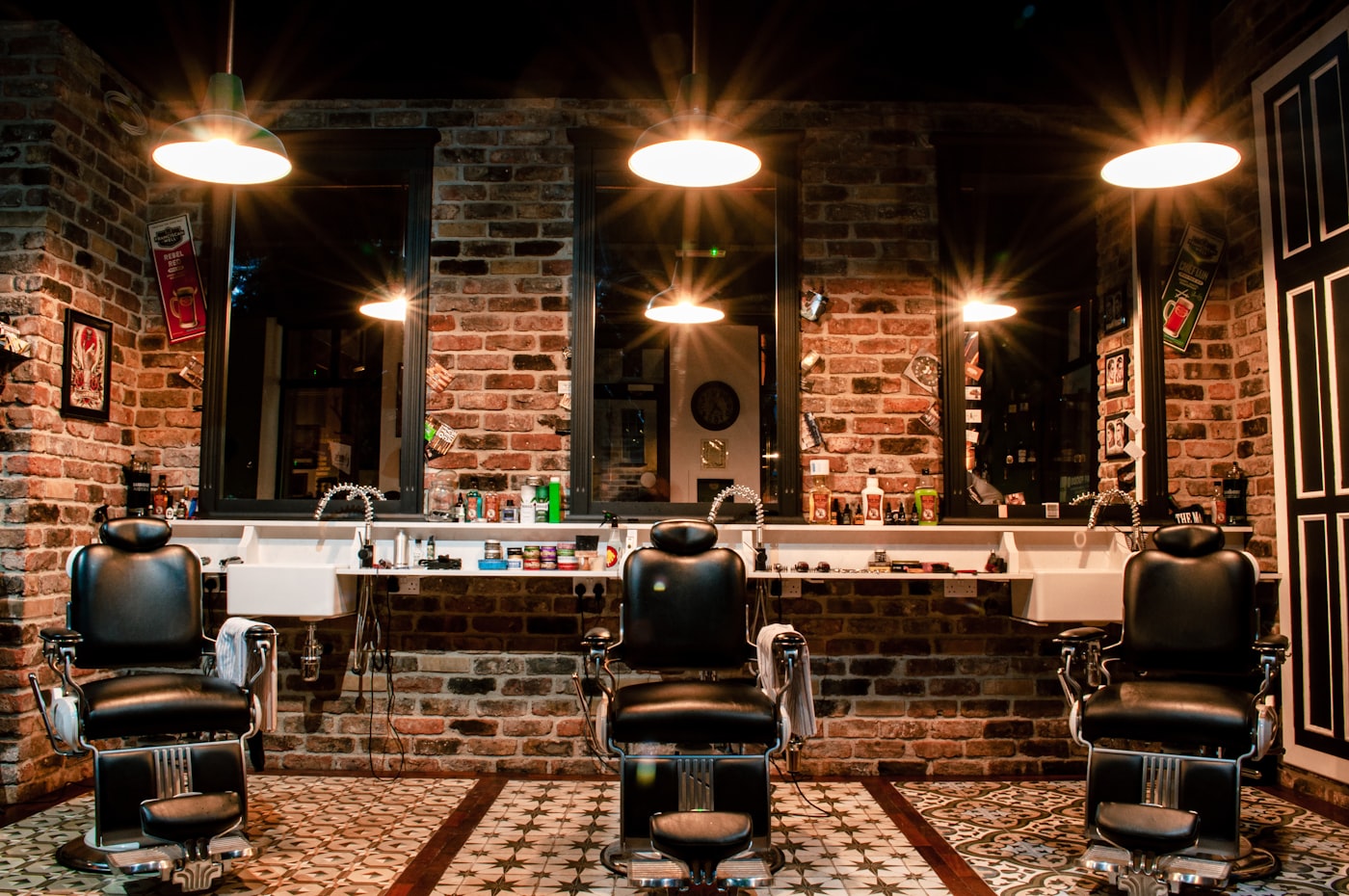 Barbershop mit Stühlen unter Hängelampen