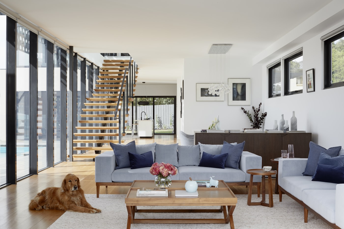 Heller Wohnraum mit Sofa und Treppe