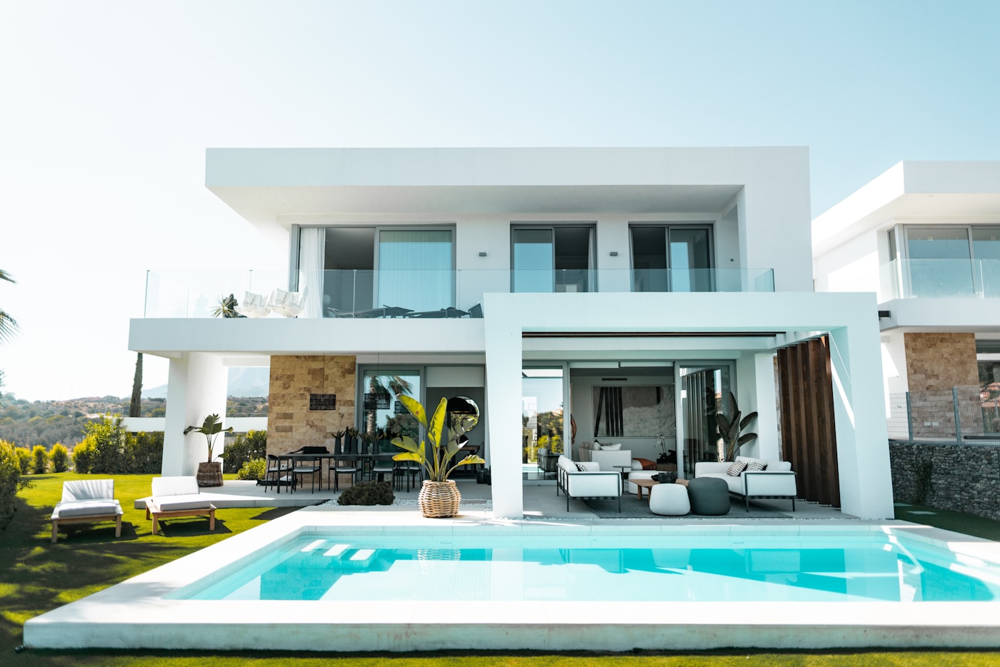 Weiße Villa mit Pool im Tageslicht