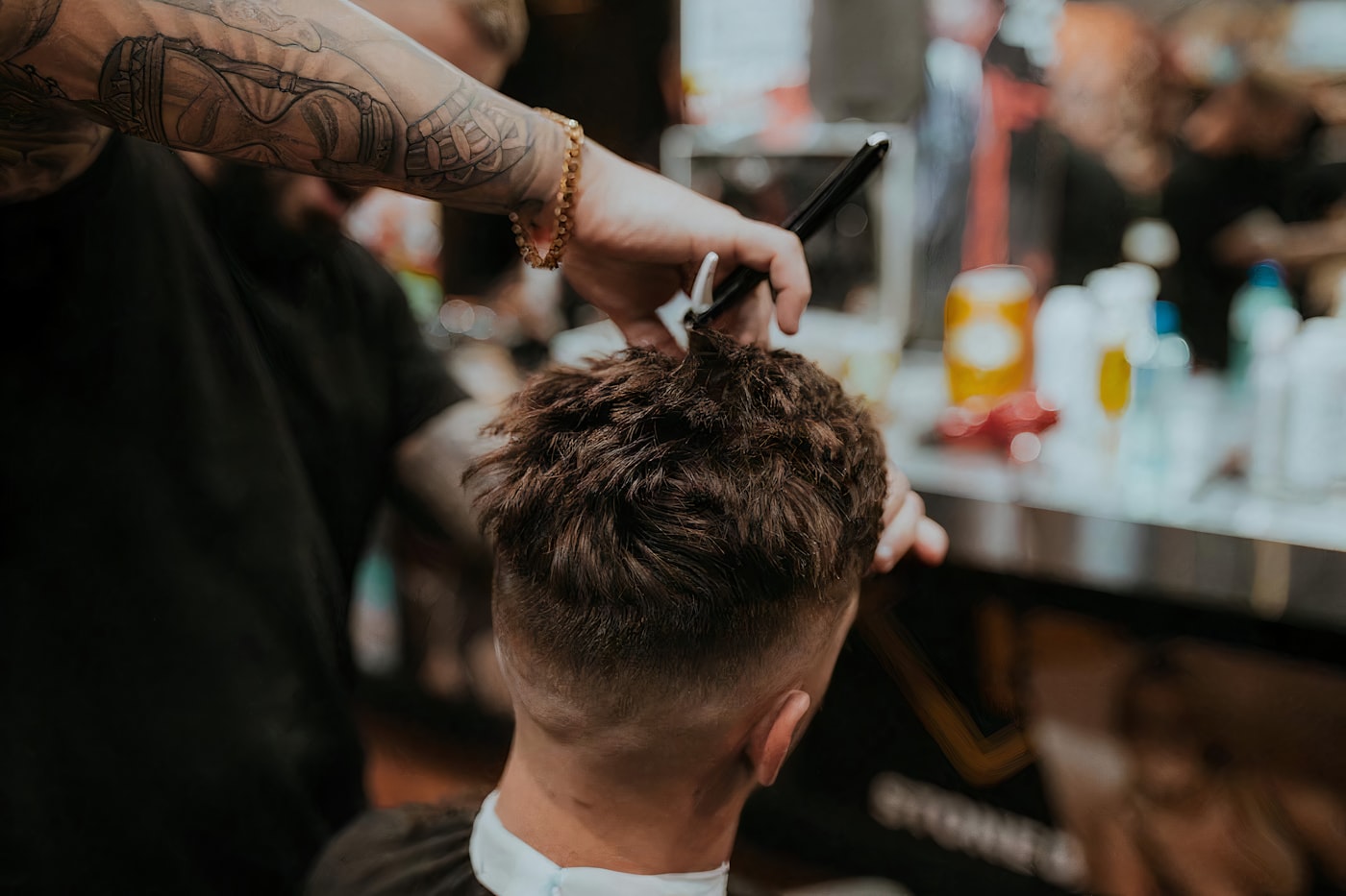 Barber schneidet einem Kunden die Haare